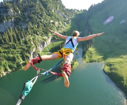 华体会登入-4×100米混合接力队伍配合默契，混合接力比赛